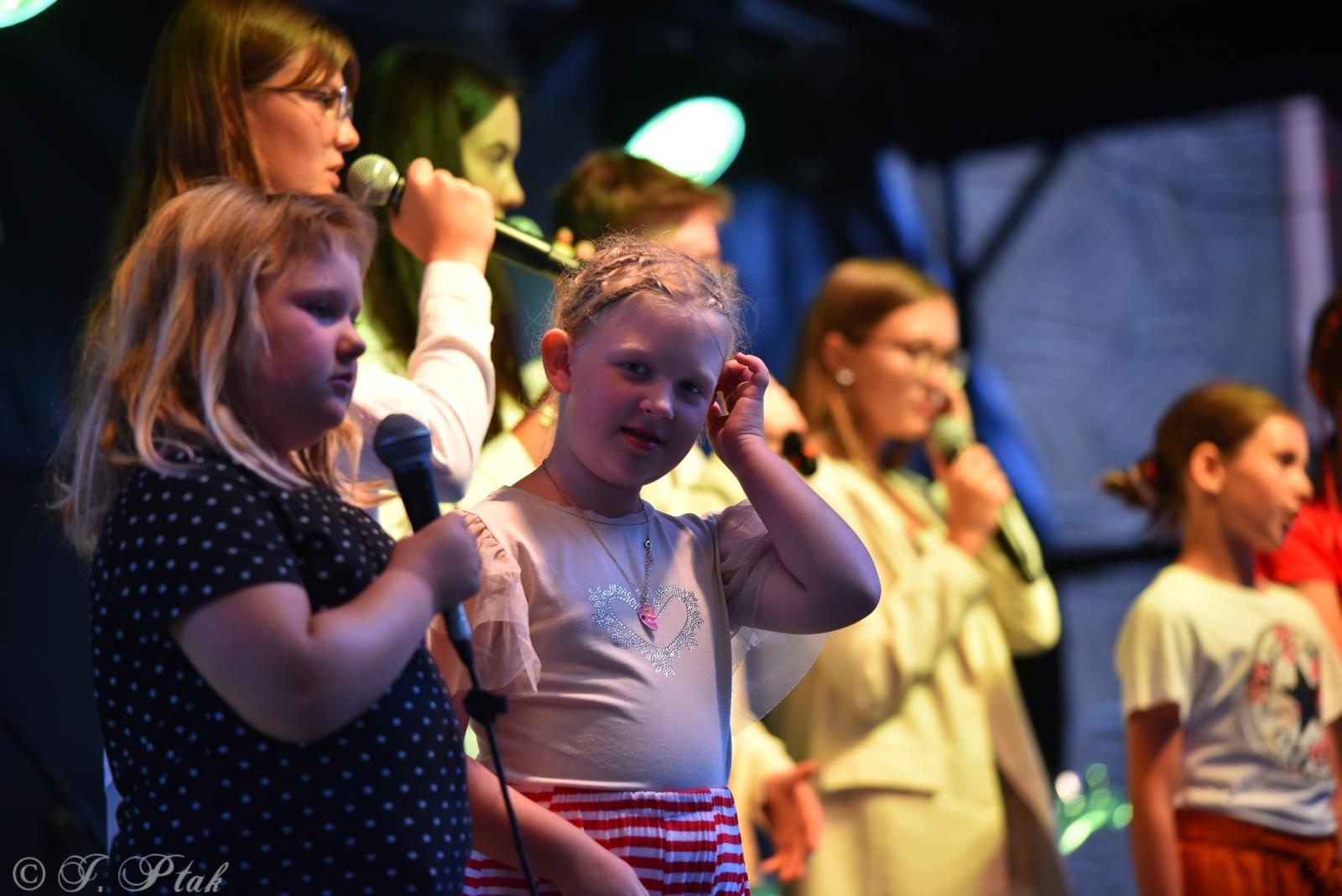 Zdjęcie w galerii na portalu naszraciborz.pl: Polski Wieczór Uwielbienia i konferencja ks. Piotra Morcińca zwieńczyły 34. Festiwal Spotkałem Pana wiadomości z regionu