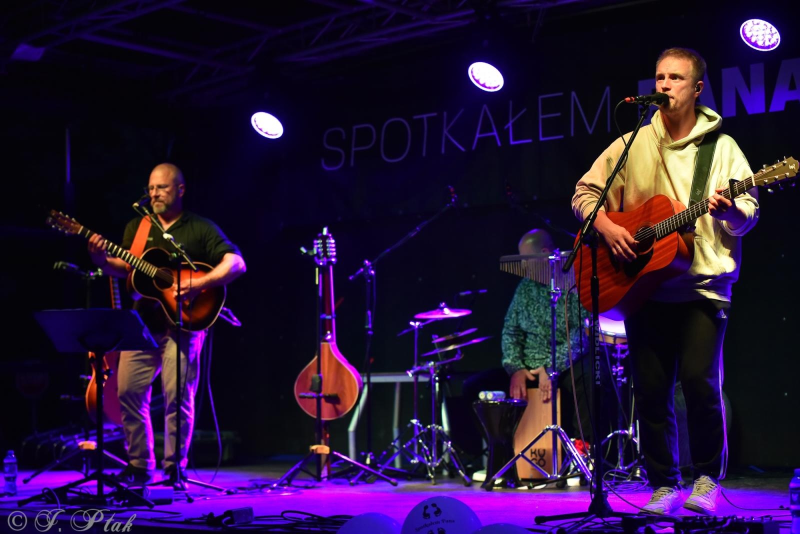 Zdjęcie w galerii na portalu naszraciborz.pl: Polski Wieczór Uwielbienia i konferencja ks. Piotra Morcińca zwieńczyły 34. Festiwal Spotkałem Pana wiadomości z regionu