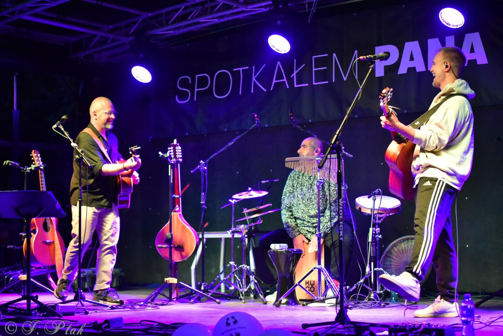 Zdjęcie w galerii na portalu naszraciborz.pl: Polski Wieczór Uwielbienia i konferencja ks. Piotra Morcińca zwieńczyły 34. Festiwal Spotkałem Pana wiadomości z regionu