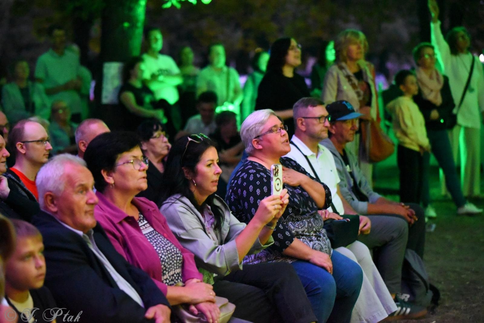 Zdjęcie w galerii na portalu naszraciborz.pl: Polski Wieczór Uwielbienia i konferencja ks. Piotra Morcińca zwieńczyły 34. Festiwal Spotkałem Pana wiadomości z regionu