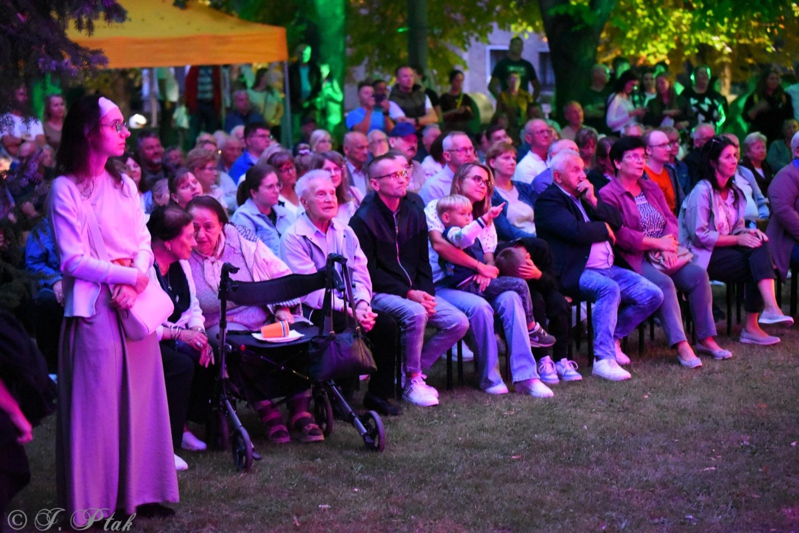 Zdjęcie w galerii na portalu naszraciborz.pl: Polski Wieczór Uwielbienia i konferencja ks. Piotra Morcińca zwieńczyły 34. Festiwal Spotkałem Pana wiadomości z regionu