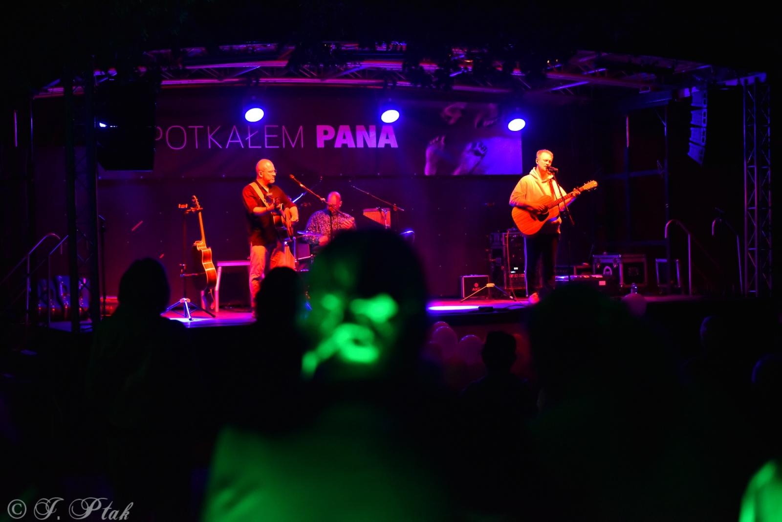 Zdjęcie w galerii na portalu naszraciborz.pl: Polski Wieczór Uwielbienia i konferencja ks. Piotra Morcińca zwieńczyły 34. Festiwal Spotkałem Pana wiadomości z regionu