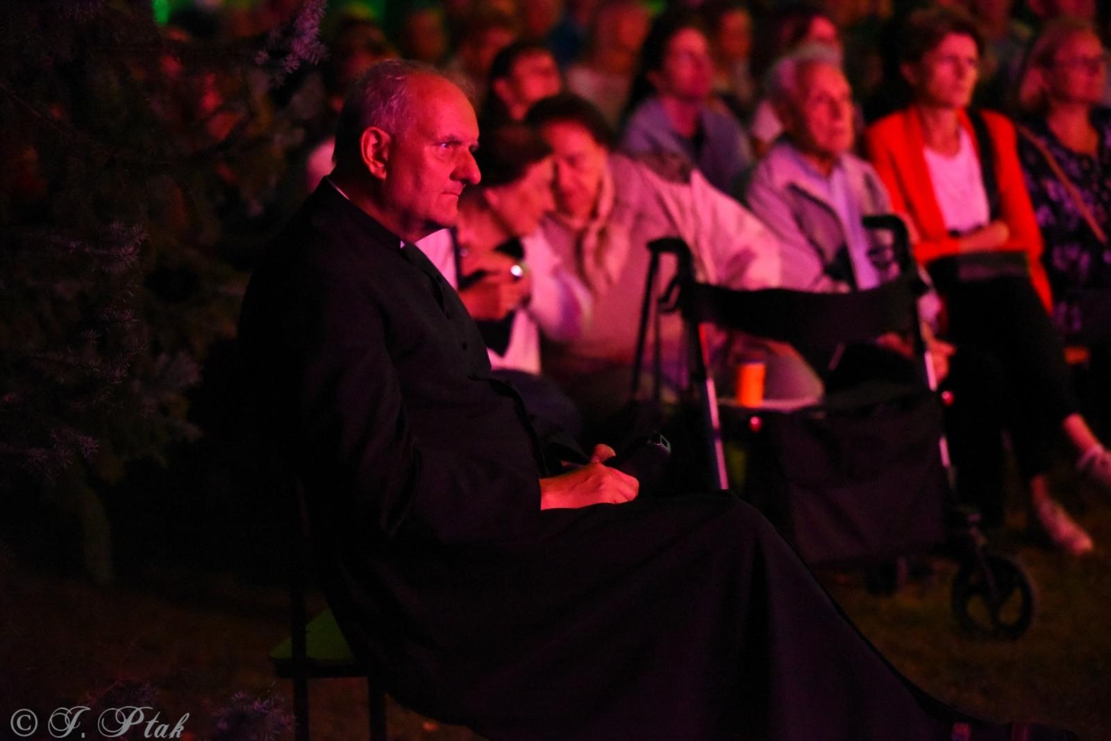 Zdjęcie w galerii na portalu naszraciborz.pl: Polski Wieczór Uwielbienia i konferencja ks. Piotra Morcińca zwieńczyły 34. Festiwal Spotkałem Pana wiadomości z regionu