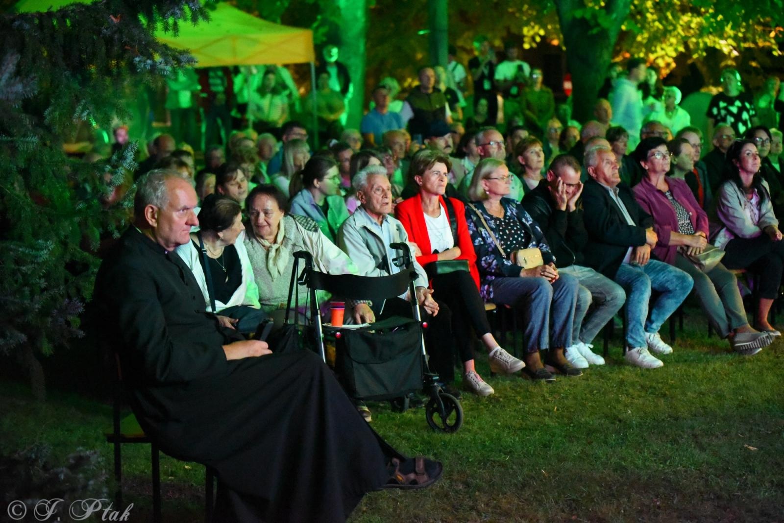 Zdjęcie w galerii na portalu naszraciborz.pl: Polski Wieczór Uwielbienia i konferencja ks. Piotra Morcińca zwieńczyły 34. Festiwal Spotkałem Pana wiadomości z regionu