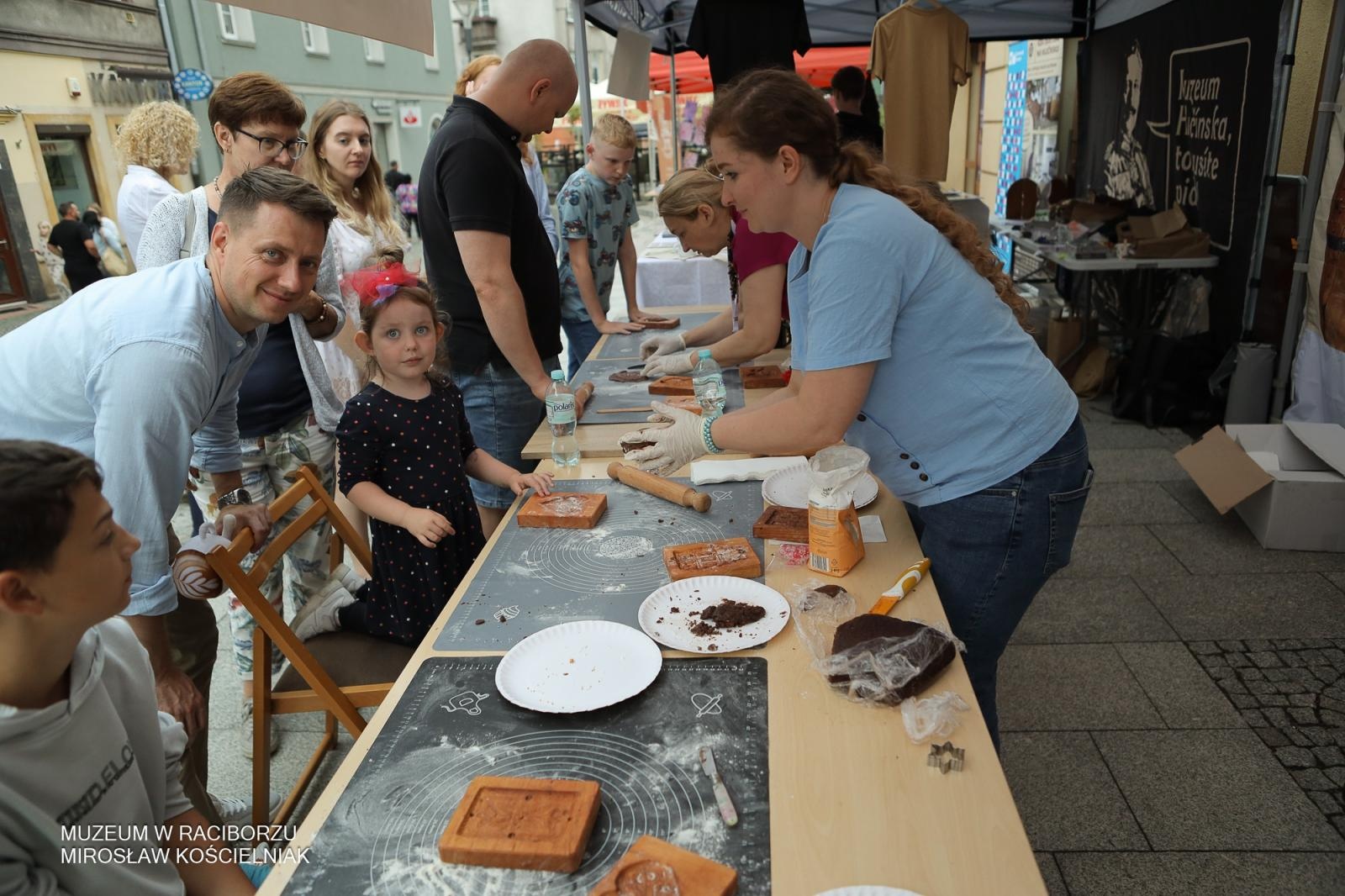 Zdjęcie w galerii na portalu naszraciborz.pl: Polsko-czeski festiwal tradycji i rzemiosł ożywił ul. Długą w Raciborzu wiadomości z regionu