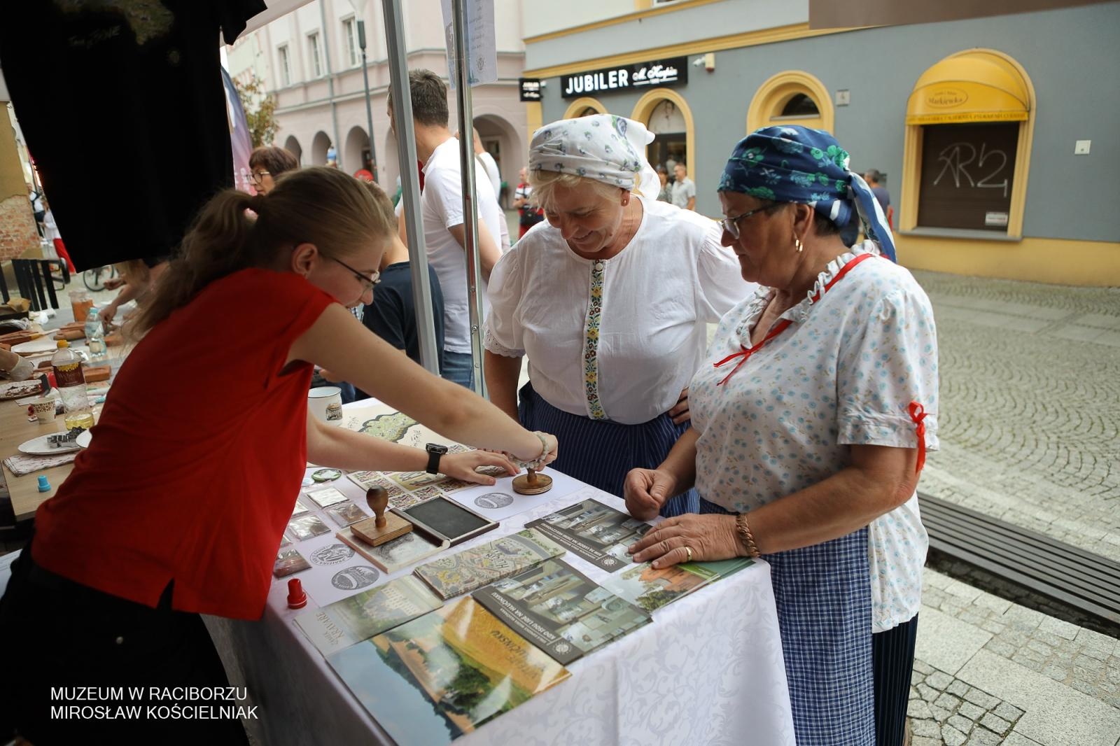 Zdjęcie w galerii na portalu naszraciborz.pl: Polsko-czeski festiwal tradycji i rzemiosł ożywił ul. Długą w Raciborzu wiadomości z regionu