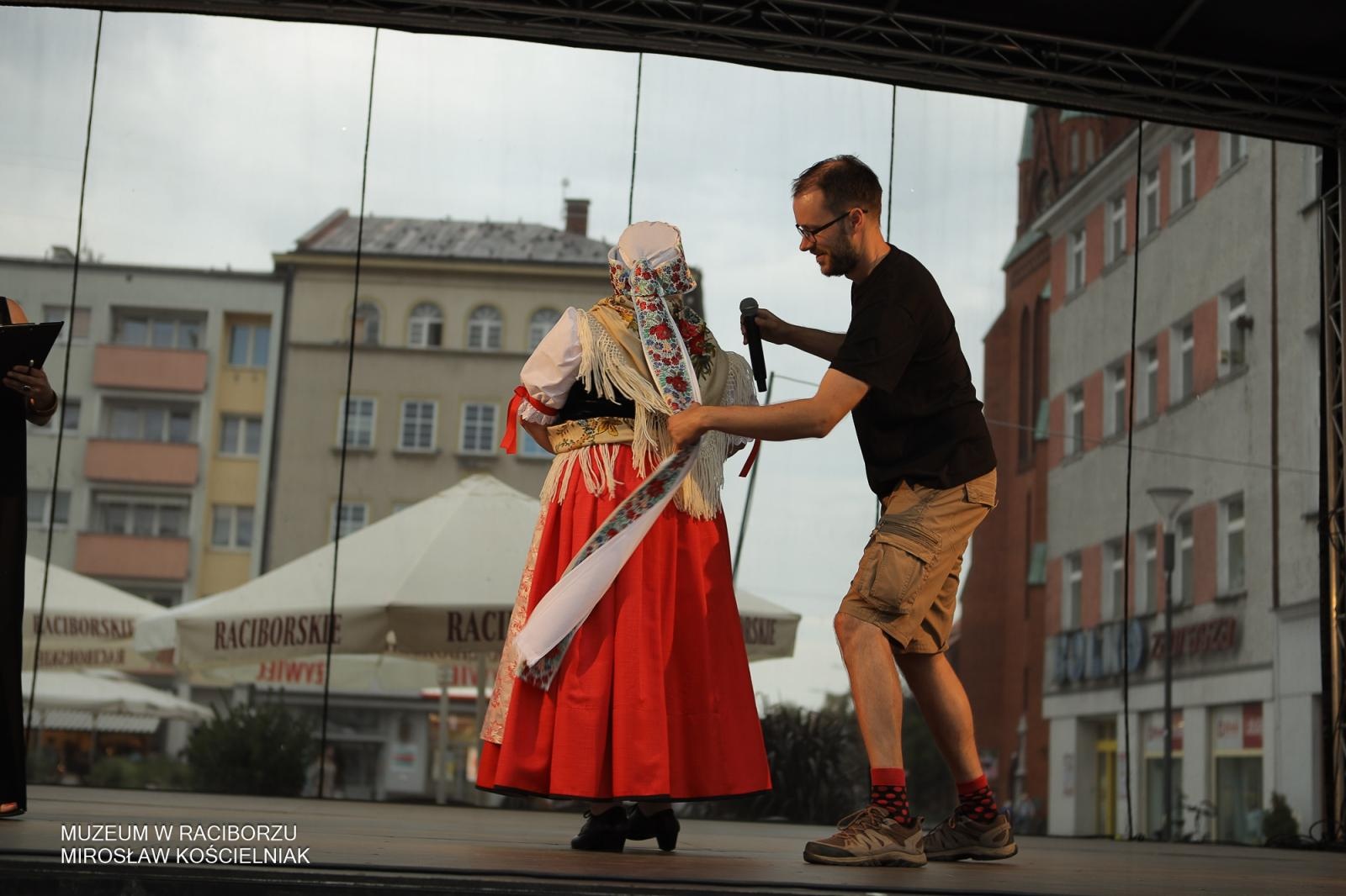 Zdjęcie w galerii na portalu naszraciborz.pl: Polsko-czeski festiwal tradycji i rzemiosł ożywił ul. Długą w Raciborzu wiadomości z regionu