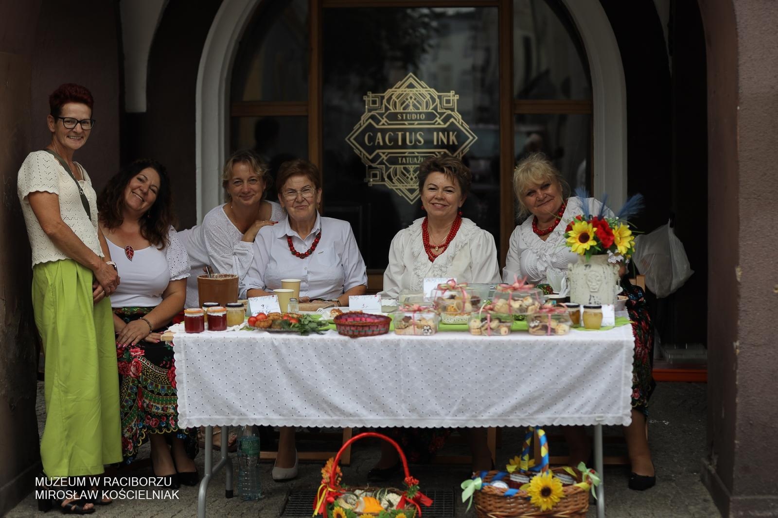 Zdjęcie w galerii na portalu naszraciborz.pl: Polsko-czeski festiwal tradycji i rzemiosł ożywił ul. Długą w Raciborzu wiadomości z regionu