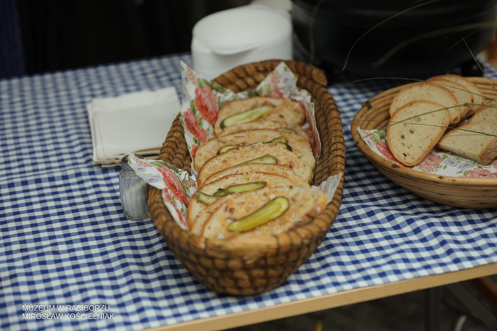 Zdjęcie w galerii na portalu naszraciborz.pl: Polsko-czeski festiwal tradycji i rzemiosł ożywił ul. Długą w Raciborzu wiadomości z regionu