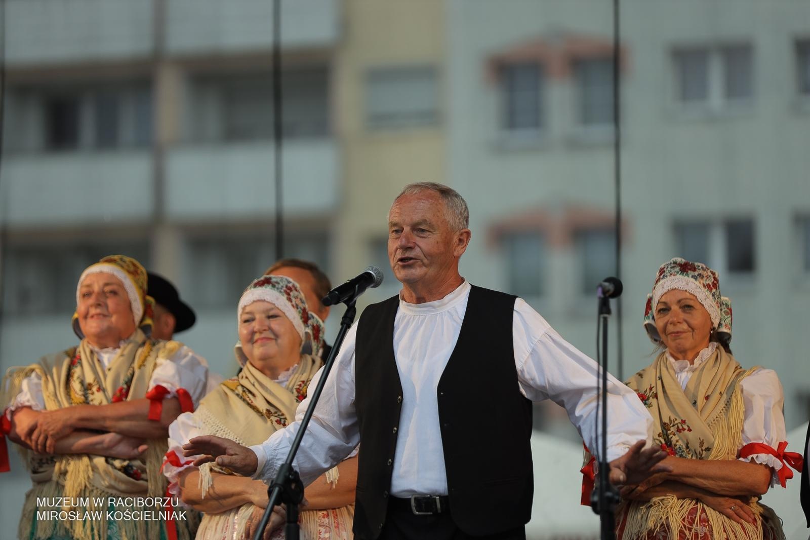 Zdjęcie w galerii na portalu naszraciborz.pl: Polsko-czeski festiwal tradycji i rzemiosł ożywił ul. Długą w Raciborzu wiadomości z regionu