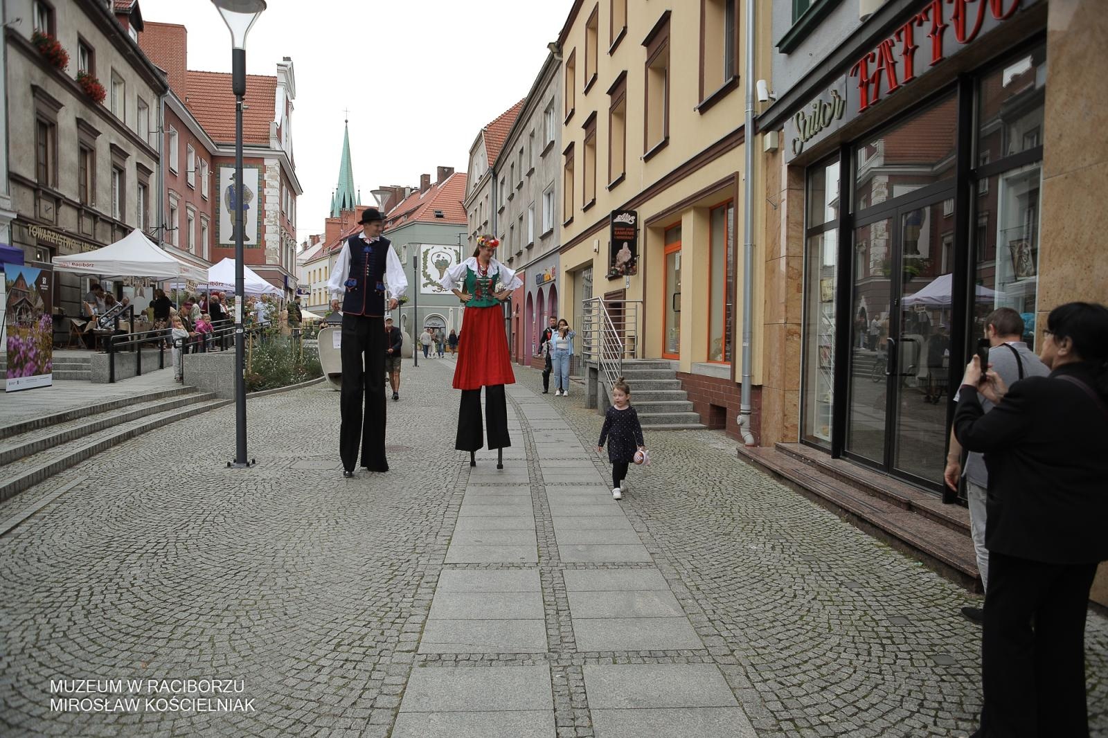 Zdjęcie w galerii na portalu naszraciborz.pl: Polsko-czeski festiwal tradycji i rzemiosł ożywił ul. Długą w Raciborzu wiadomości z regionu