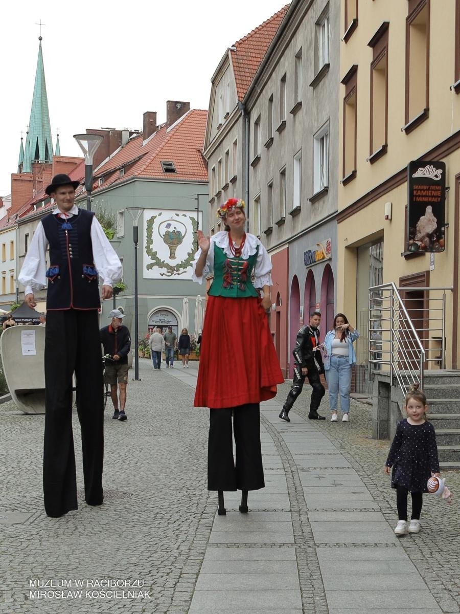 Zdjęcie w galerii na portalu naszraciborz.pl: Polsko-czeski festiwal tradycji i rzemiosł ożywił ul. Długą w Raciborzu wiadomości z regionu