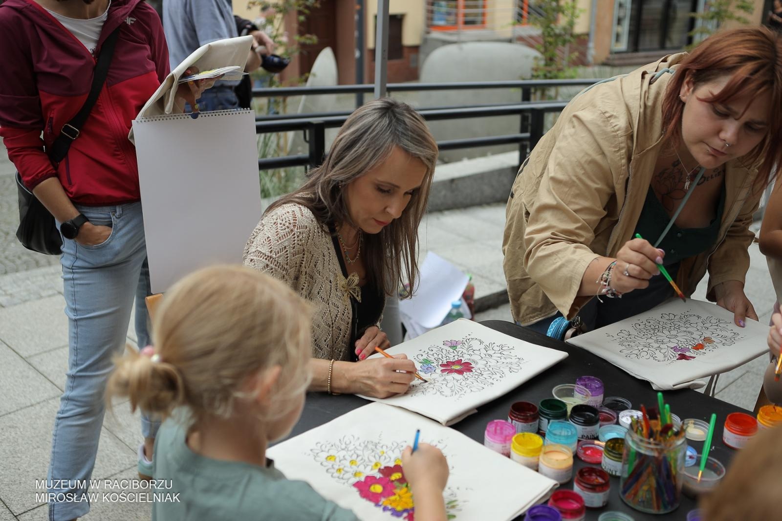 Zdjęcie w galerii na portalu naszraciborz.pl: Polsko-czeski festiwal tradycji i rzemiosł ożywił ul. Długą w Raciborzu wiadomości z regionu