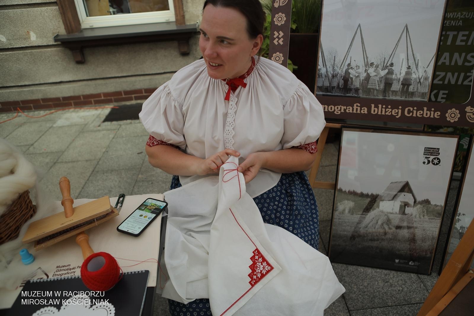 Zdjęcie w galerii na portalu naszraciborz.pl: Polsko-czeski festiwal tradycji i rzemiosł ożywił ul. Długą w Raciborzu wiadomości z regionu