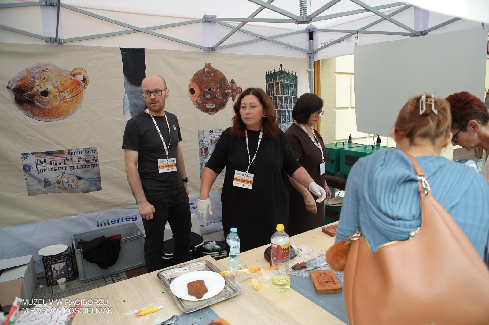 Zdjęcie w galerii na portalu naszraciborz.pl: Polsko-czeski festiwal tradycji i rzemiosł ożywił ul. Długą w Raciborzu wiadomości z regionu