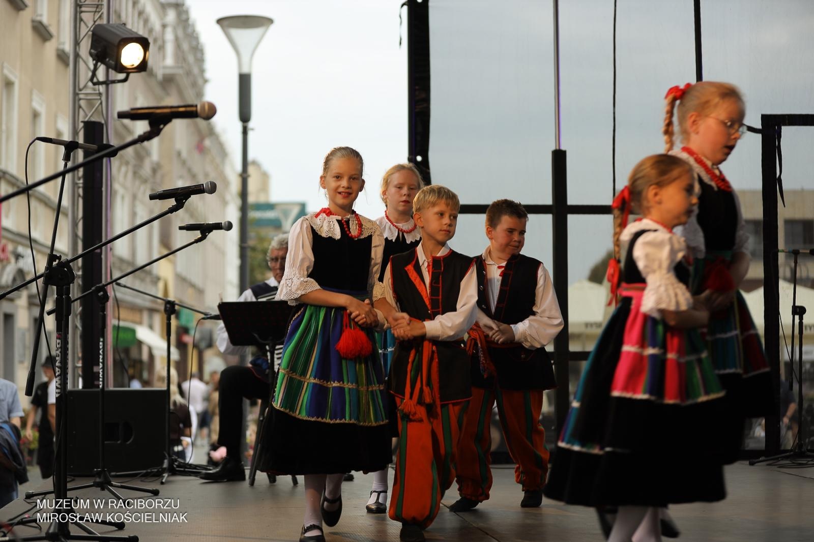 Zdjęcie w galerii na portalu naszraciborz.pl: Polsko-czeski festiwal tradycji i rzemiosł ożywił ul. Długą w Raciborzu wiadomości z regionu