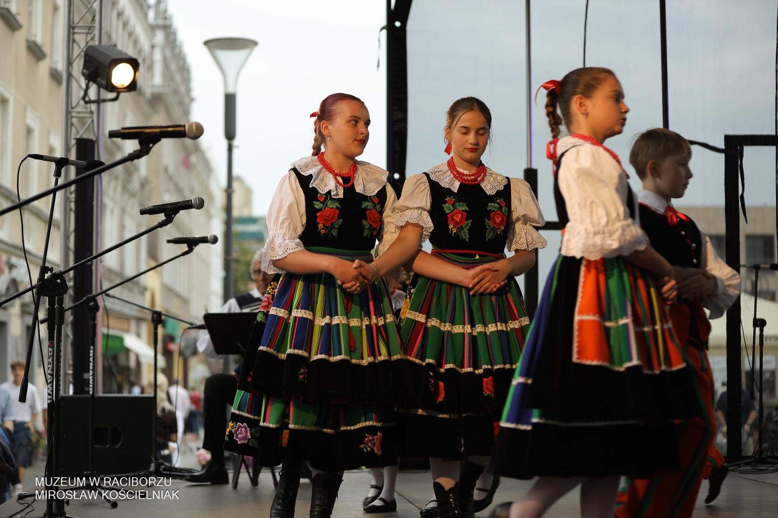 Zdjęcie w galerii na portalu naszraciborz.pl: Polsko-czeski festiwal tradycji i rzemiosł ożywił ul. Długą w Raciborzu wiadomości z regionu