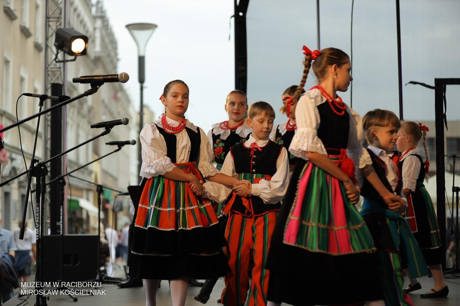 Zdjęcie w galerii na portalu naszraciborz.pl: Polsko-czeski festiwal tradycji i rzemiosł ożywił ul. Długą w Raciborzu wiadomości z regionu