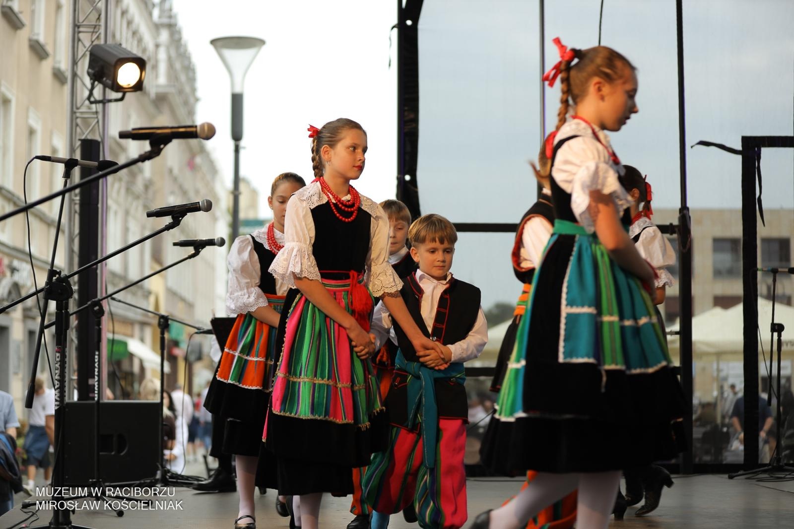 Zdjęcie w galerii na portalu naszraciborz.pl: Polsko-czeski festiwal tradycji i rzemiosł ożywił ul. Długą w Raciborzu wiadomości z regionu