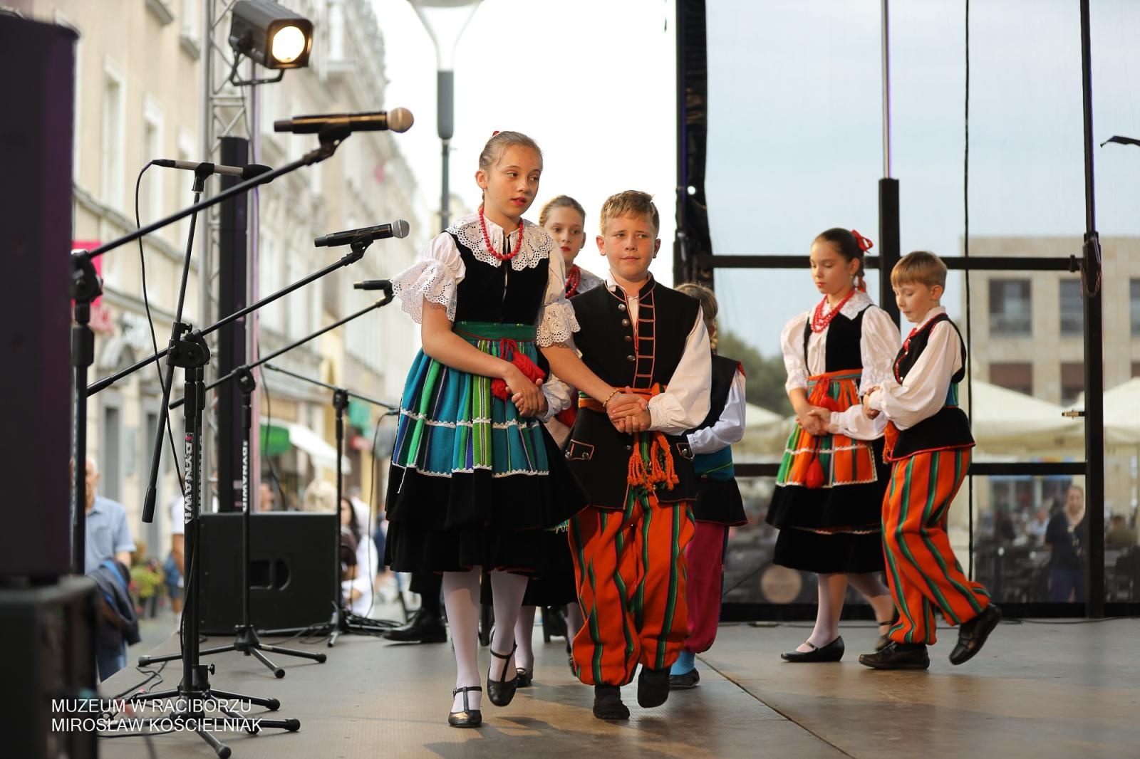 Zdjęcie w galerii na portalu naszraciborz.pl: Polsko-czeski festiwal tradycji i rzemiosł ożywił ul. Długą w Raciborzu wiadomości z regionu
