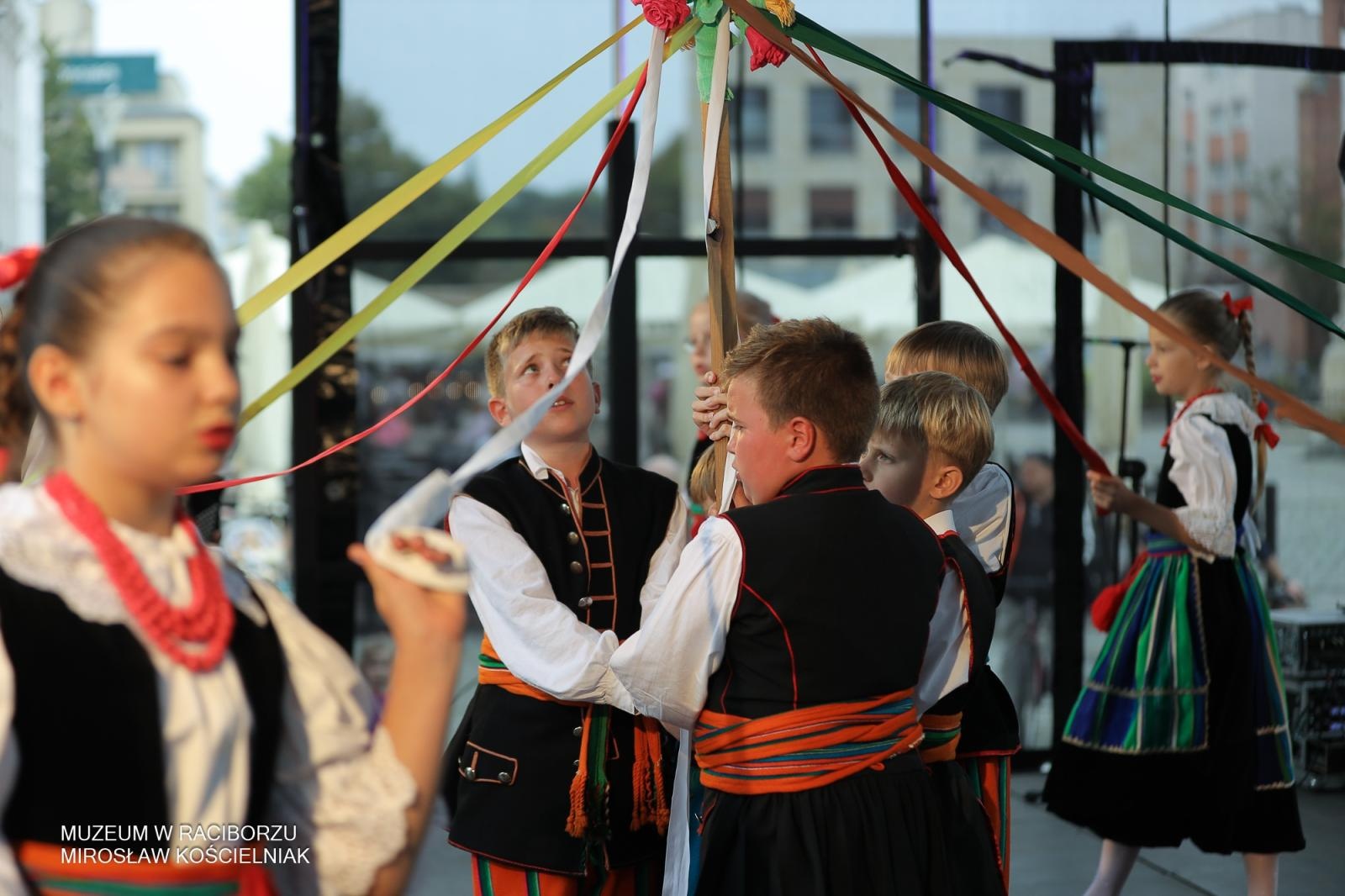 Zdjęcie w galerii na portalu naszraciborz.pl: Polsko-czeski festiwal tradycji i rzemiosł ożywił ul. Długą w Raciborzu wiadomości z regionu