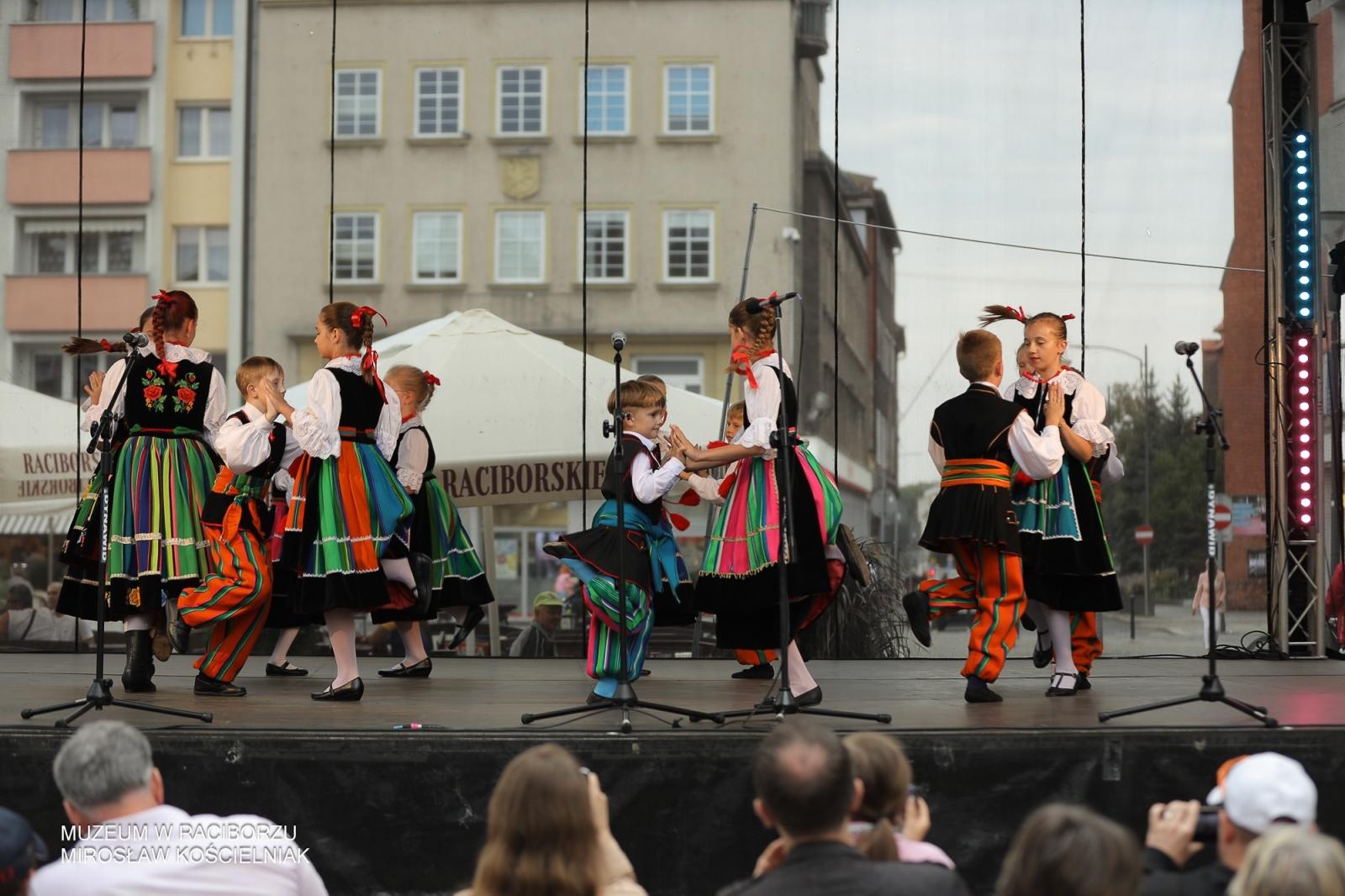 Zdjęcie w galerii na portalu naszraciborz.pl: Polsko-czeski festiwal tradycji i rzemiosł ożywił ul. Długą w Raciborzu wiadomości z regionu