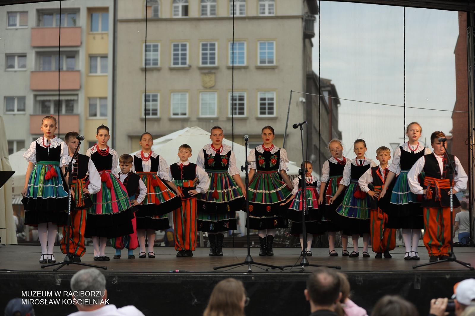 Zdjęcie w galerii na portalu naszraciborz.pl: Polsko-czeski festiwal tradycji i rzemiosł ożywił ul. Długą w Raciborzu wiadomości z regionu