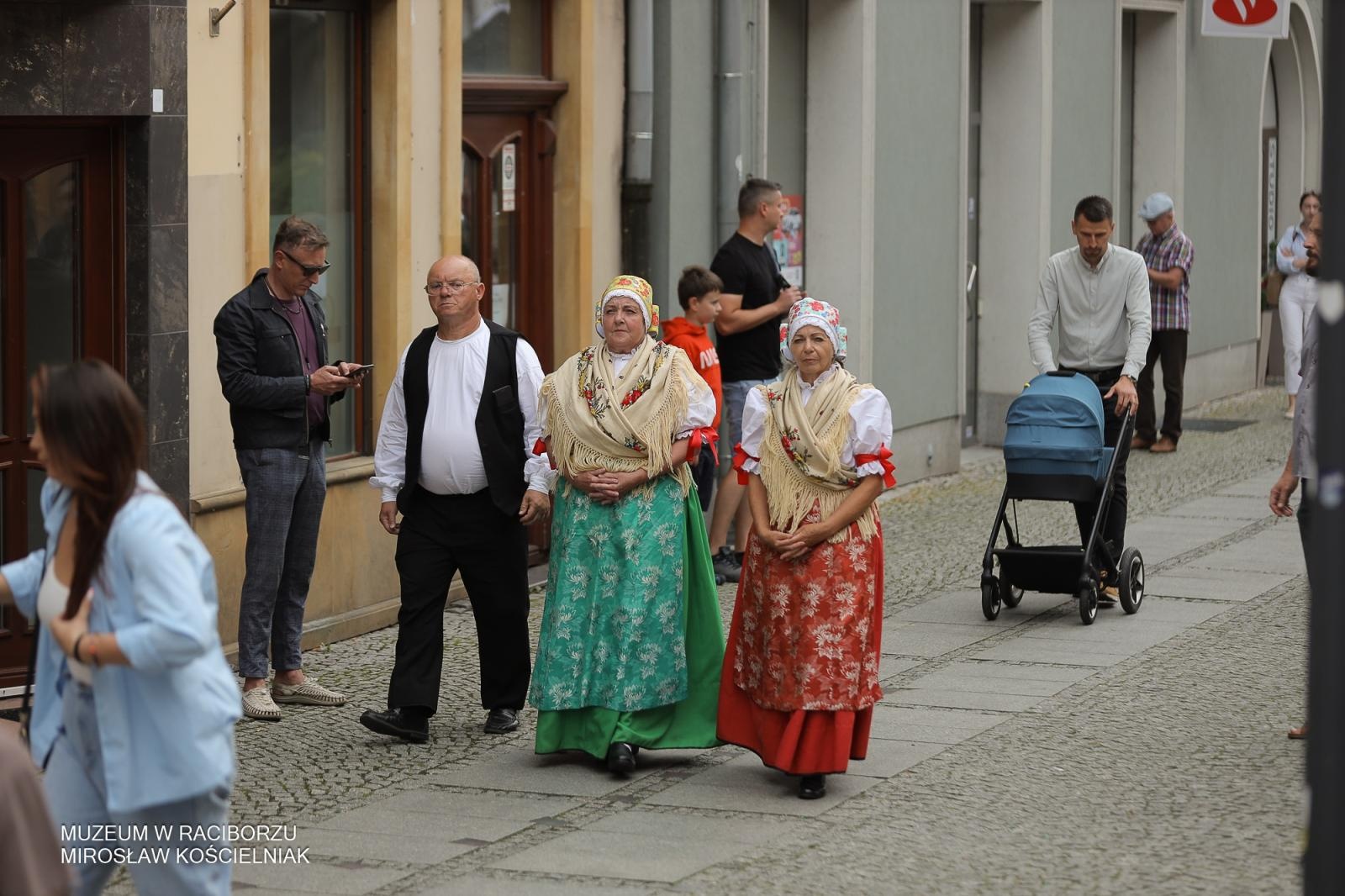 Zdjęcie w galerii na portalu naszraciborz.pl: Polsko-czeski festiwal tradycji i rzemiosł ożywił ul. Długą w Raciborzu wiadomości z regionu