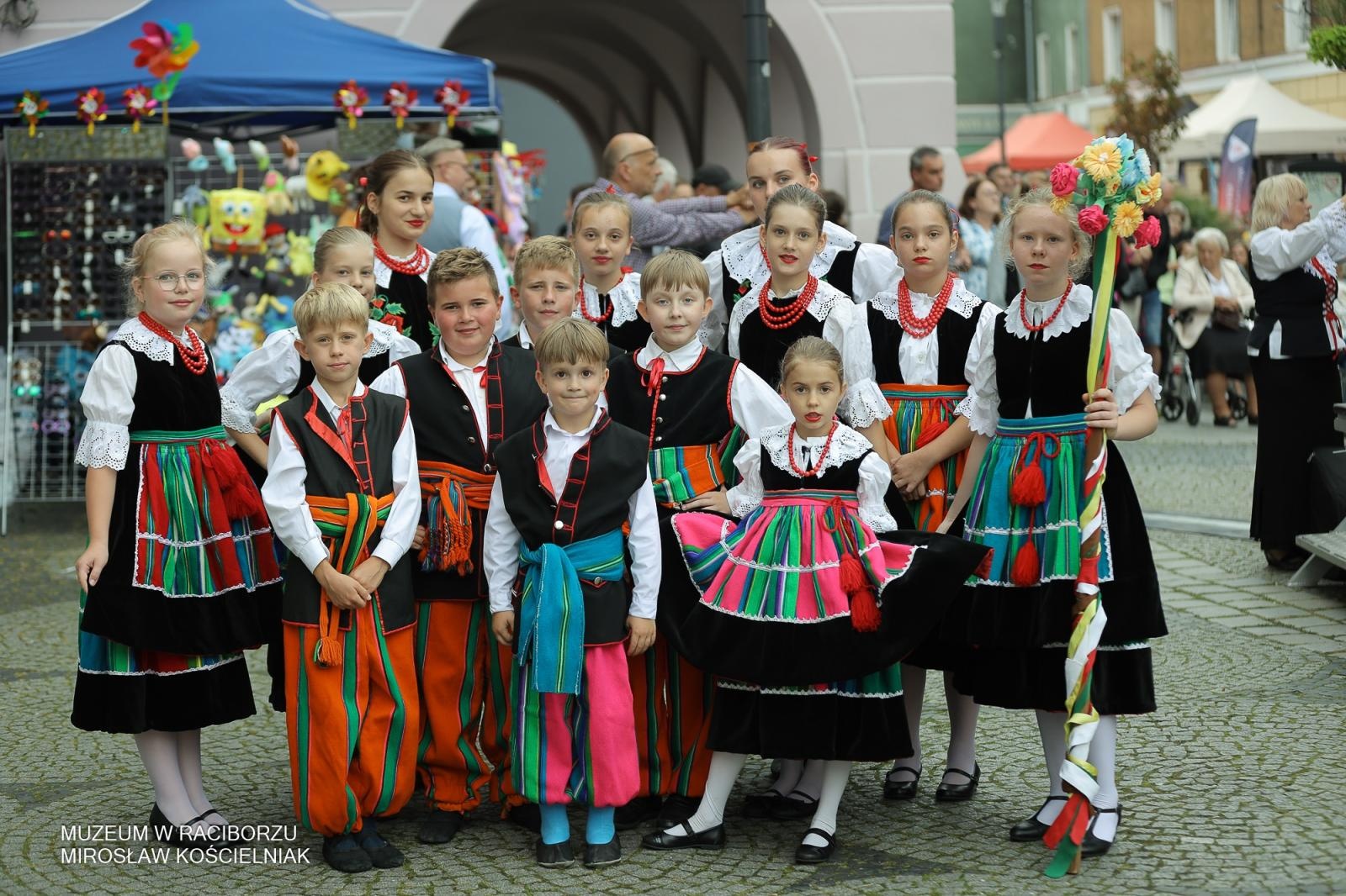 Zdjęcie w galerii na portalu naszraciborz.pl: Polsko-czeski festiwal tradycji i rzemiosł ożywił ul. Długą w Raciborzu wiadomości z regionu