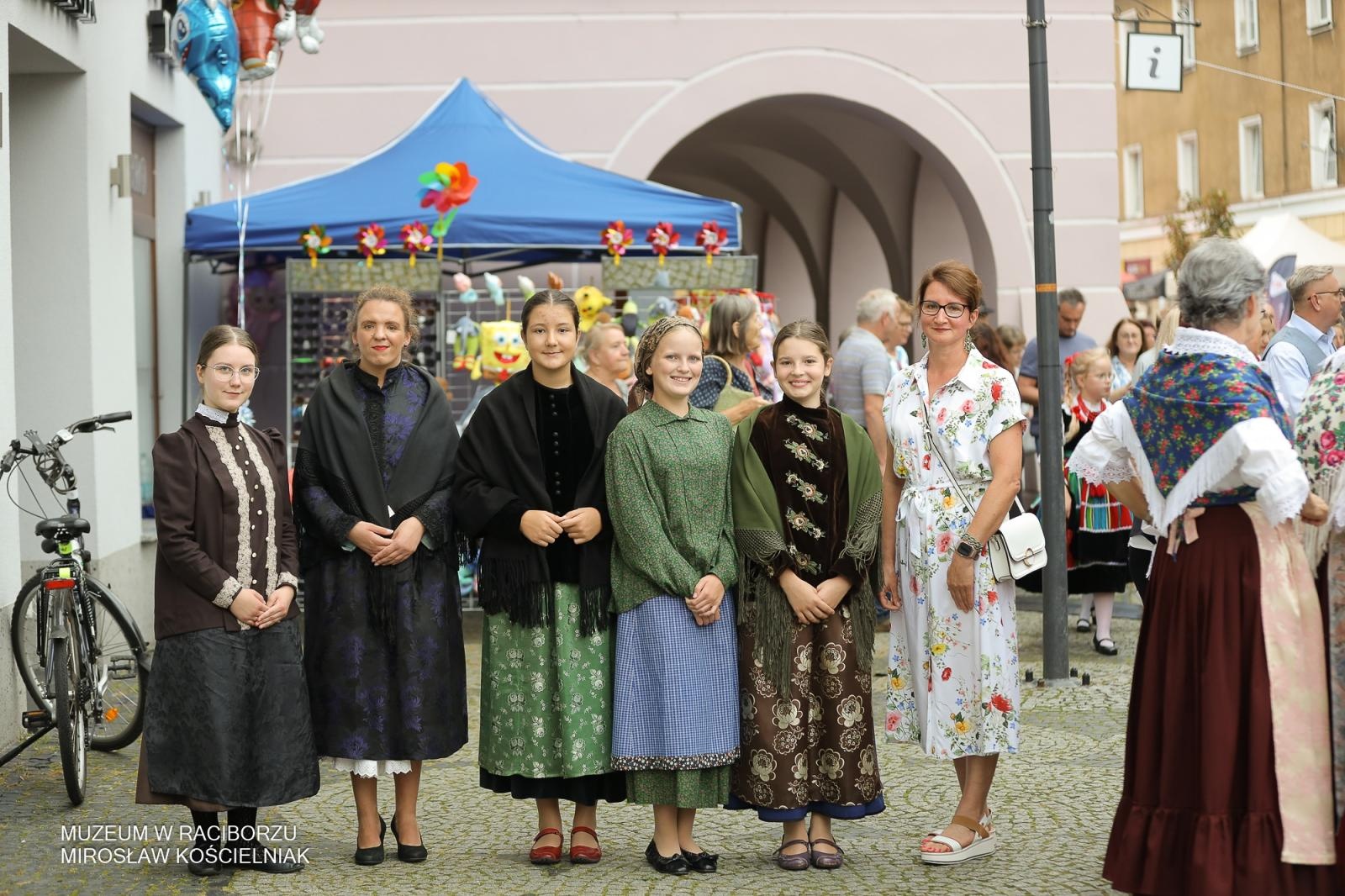 Zdjęcie w galerii na portalu naszraciborz.pl: Polsko-czeski festiwal tradycji i rzemiosł ożywił ul. Długą w Raciborzu wiadomości z regionu