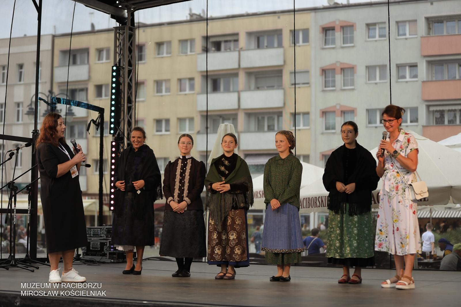 Zdjęcie w galerii na portalu naszraciborz.pl: Polsko-czeski festiwal tradycji i rzemiosł ożywił ul. Długą w Raciborzu wiadomości z regionu