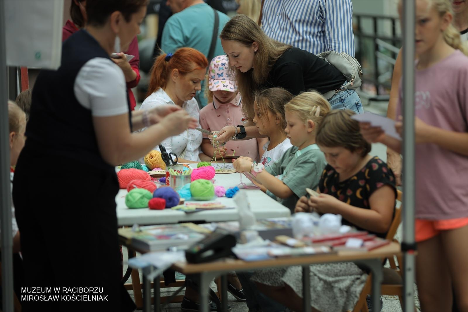 Zdjęcie w galerii na portalu naszraciborz.pl: Polsko-czeski festiwal tradycji i rzemiosł ożywił ul. Długą w Raciborzu wiadomości z regionu