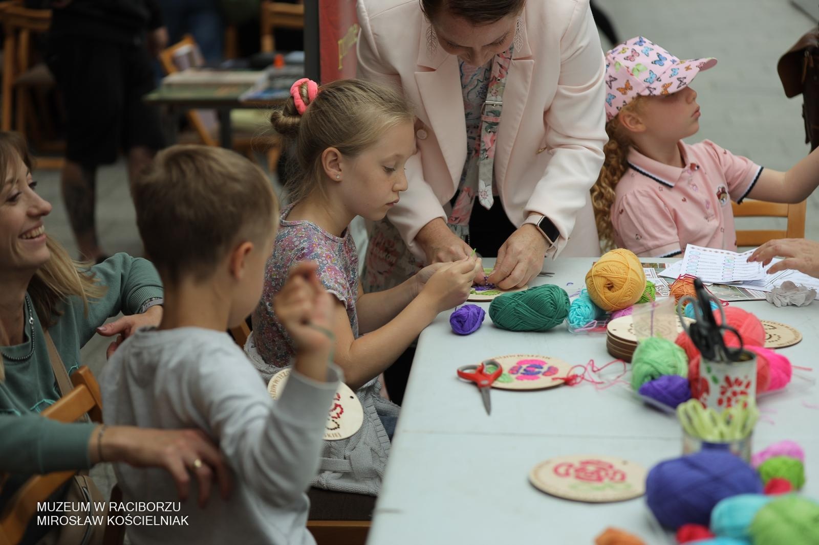Zdjęcie w galerii na portalu naszraciborz.pl: Polsko-czeski festiwal tradycji i rzemiosł ożywił ul. Długą w Raciborzu wiadomości z regionu