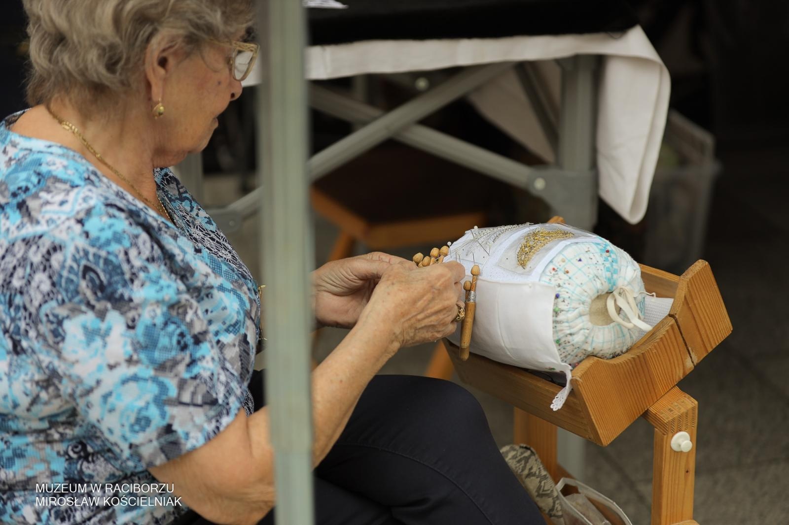 Zdjęcie w galerii na portalu naszraciborz.pl: Polsko-czeski festiwal tradycji i rzemiosł ożywił ul. Długą w Raciborzu wiadomości z regionu