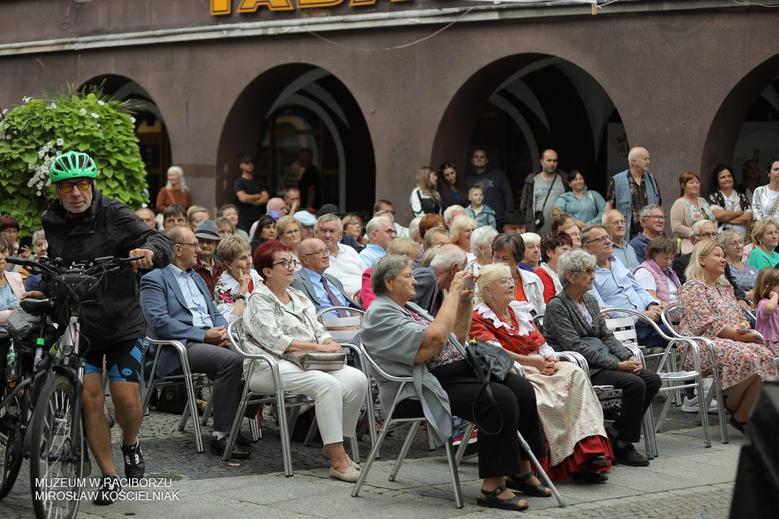 Zdjęcie w galerii na portalu naszraciborz.pl: Polsko-czeski festiwal tradycji i rzemiosł ożywił ul. Długą w Raciborzu wiadomości z regionu