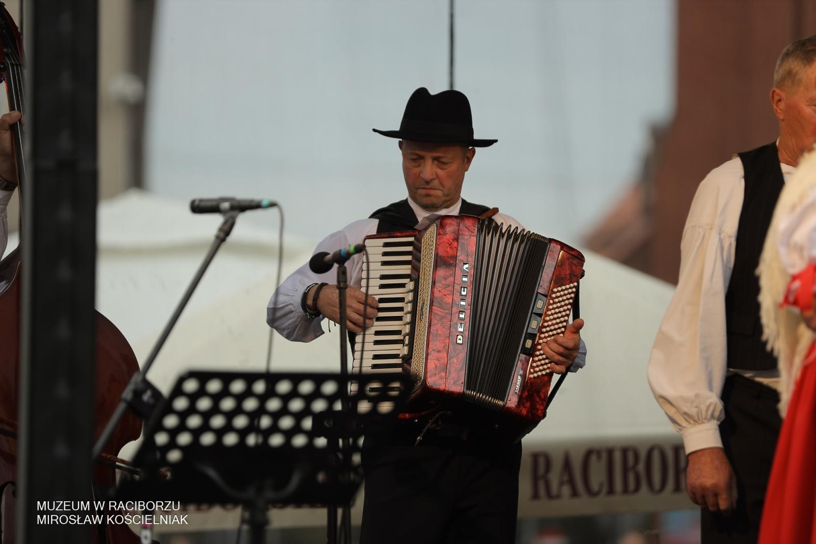 Zdjęcie w galerii na portalu naszraciborz.pl: Polsko-czeski festiwal tradycji i rzemiosł ożywił ul. Długą w Raciborzu wiadomości z regionu