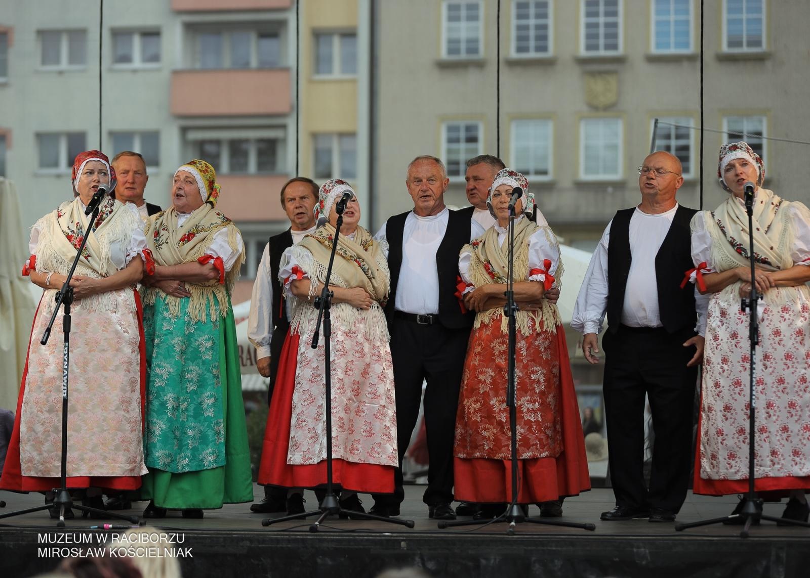 Zdjęcie w galerii na portalu naszraciborz.pl: Polsko-czeski festiwal tradycji i rzemiosł ożywił ul. Długą w Raciborzu wiadomości z regionu