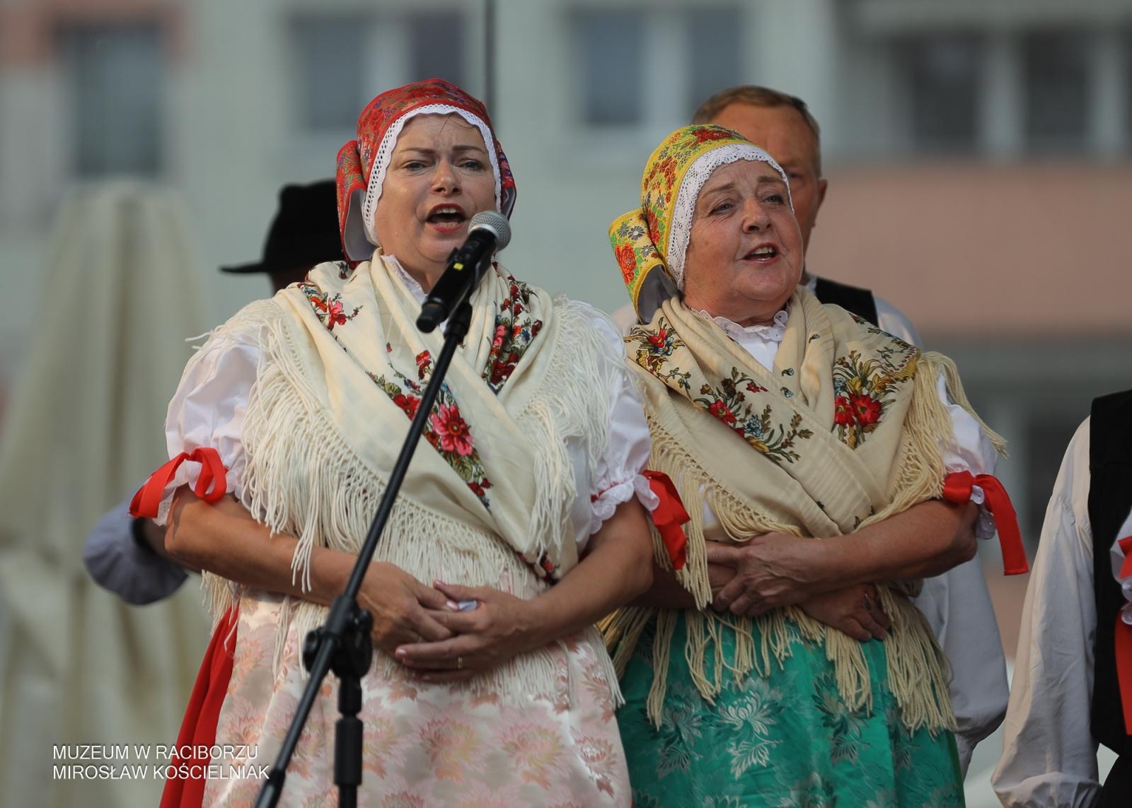 Zdjęcie w galerii na portalu naszraciborz.pl: Polsko-czeski festiwal tradycji i rzemiosł ożywił ul. Długą w Raciborzu wiadomości z regionu
