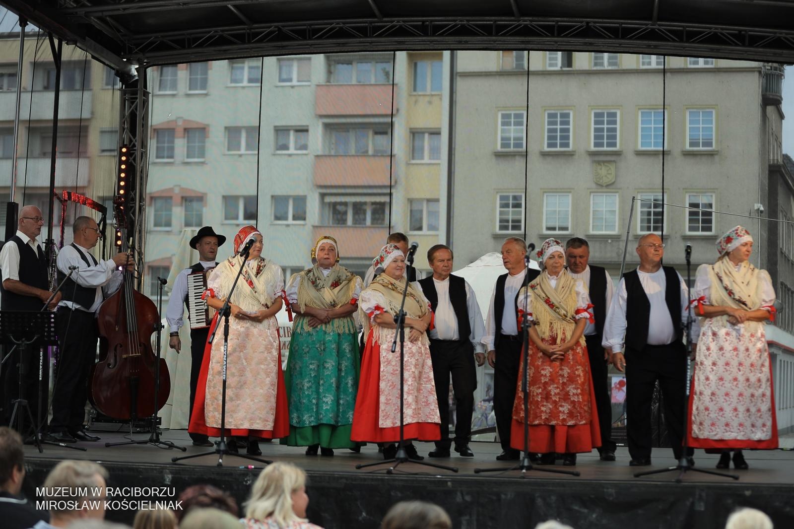 Zdjęcie w galerii na portalu naszraciborz.pl: Polsko-czeski festiwal tradycji i rzemiosł ożywił ul. Długą w Raciborzu wiadomości z regionu