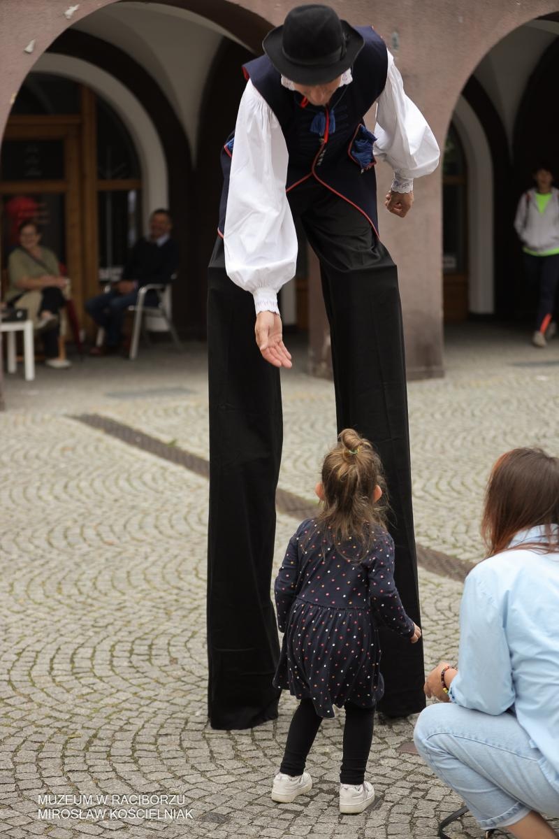 Zdjęcie w galerii na portalu naszraciborz.pl: Polsko-czeski festiwal tradycji i rzemiosł ożywił ul. Długą w Raciborzu wiadomości z regionu