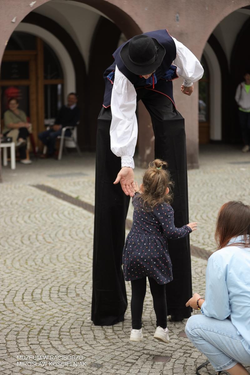 Zdjęcie w galerii na portalu naszraciborz.pl: Polsko-czeski festiwal tradycji i rzemiosł ożywił ul. Długą w Raciborzu wiadomości z regionu