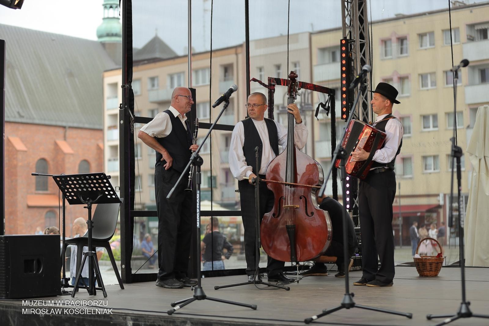 Zdjęcie w galerii na portalu naszraciborz.pl: Polsko-czeski festiwal tradycji i rzemiosł ożywił ul. Długą w Raciborzu wiadomości z regionu