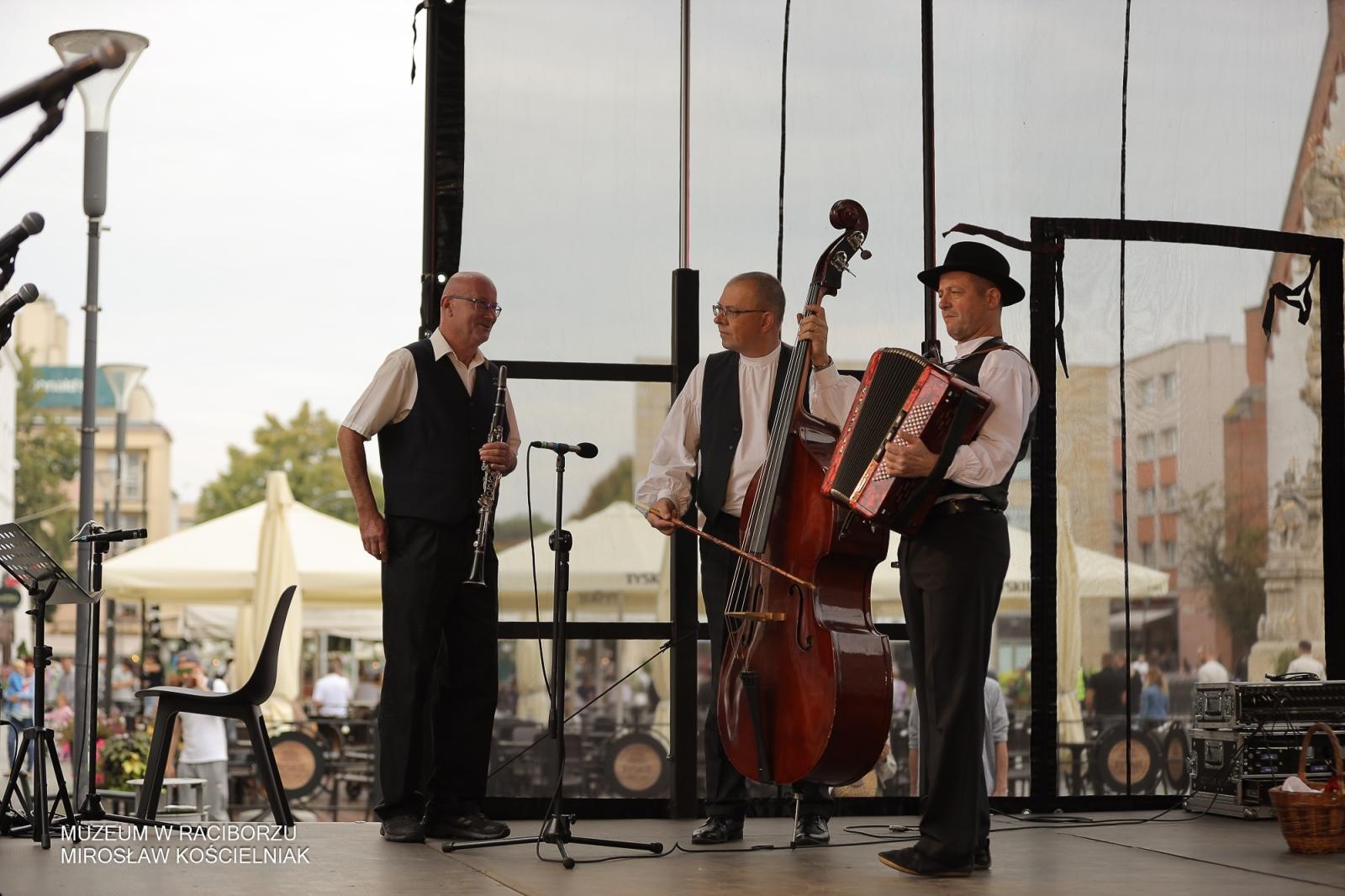 Zdjęcie w galerii na portalu naszraciborz.pl: Polsko-czeski festiwal tradycji i rzemiosł ożywił ul. Długą w Raciborzu wiadomości z regionu