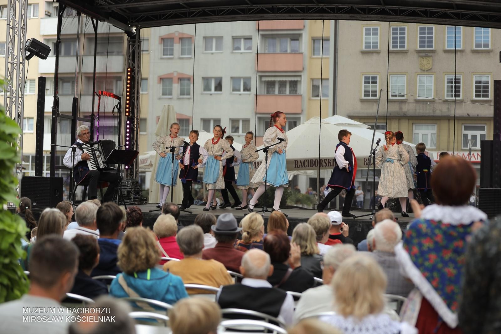 Zdjęcie w galerii na portalu naszraciborz.pl: Polsko-czeski festiwal tradycji i rzemiosł ożywił ul. Długą w Raciborzu wiadomości z regionu
