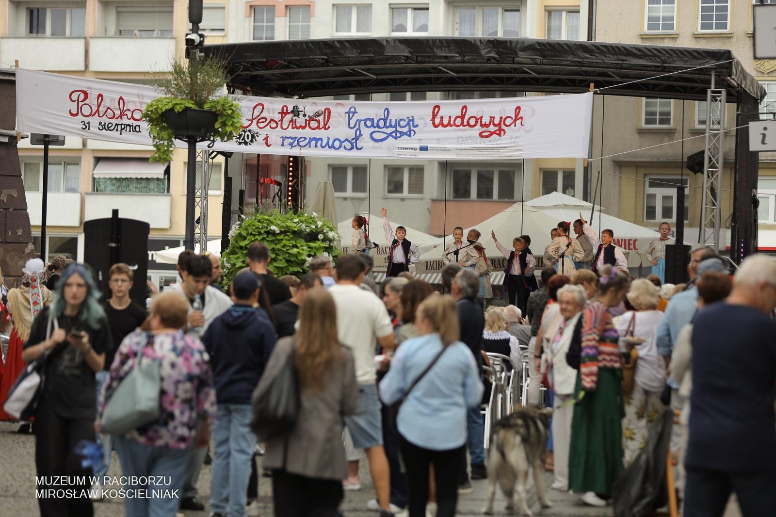 Zdjęcie w galerii na portalu naszraciborz.pl: Polsko-czeski festiwal tradycji i rzemiosł ożywił ul. Długą w Raciborzu wiadomości z regionu