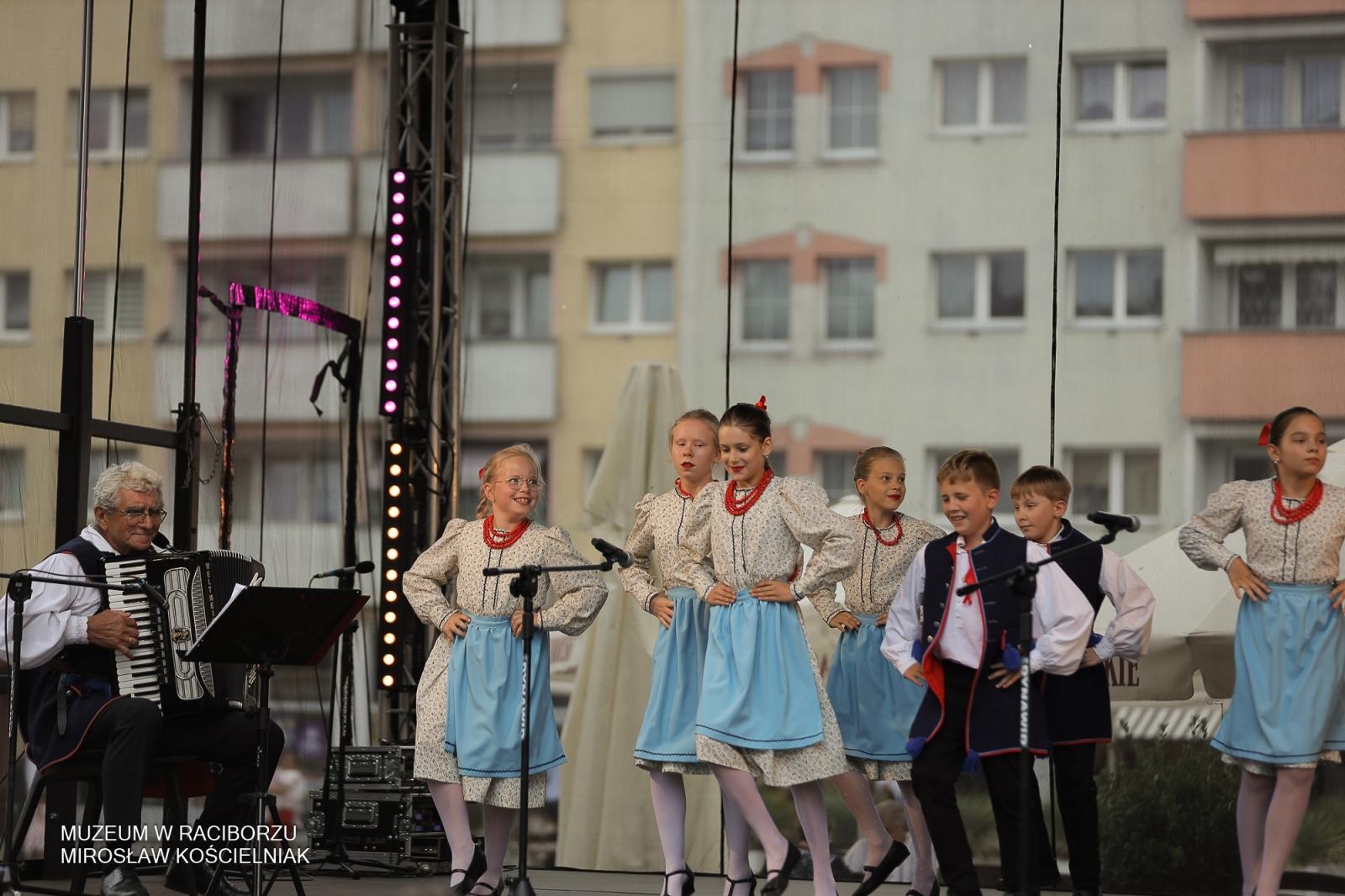 Zdjęcie w galerii na portalu naszraciborz.pl: Polsko-czeski festiwal tradycji i rzemiosł ożywił ul. Długą w Raciborzu wiadomości z regionu