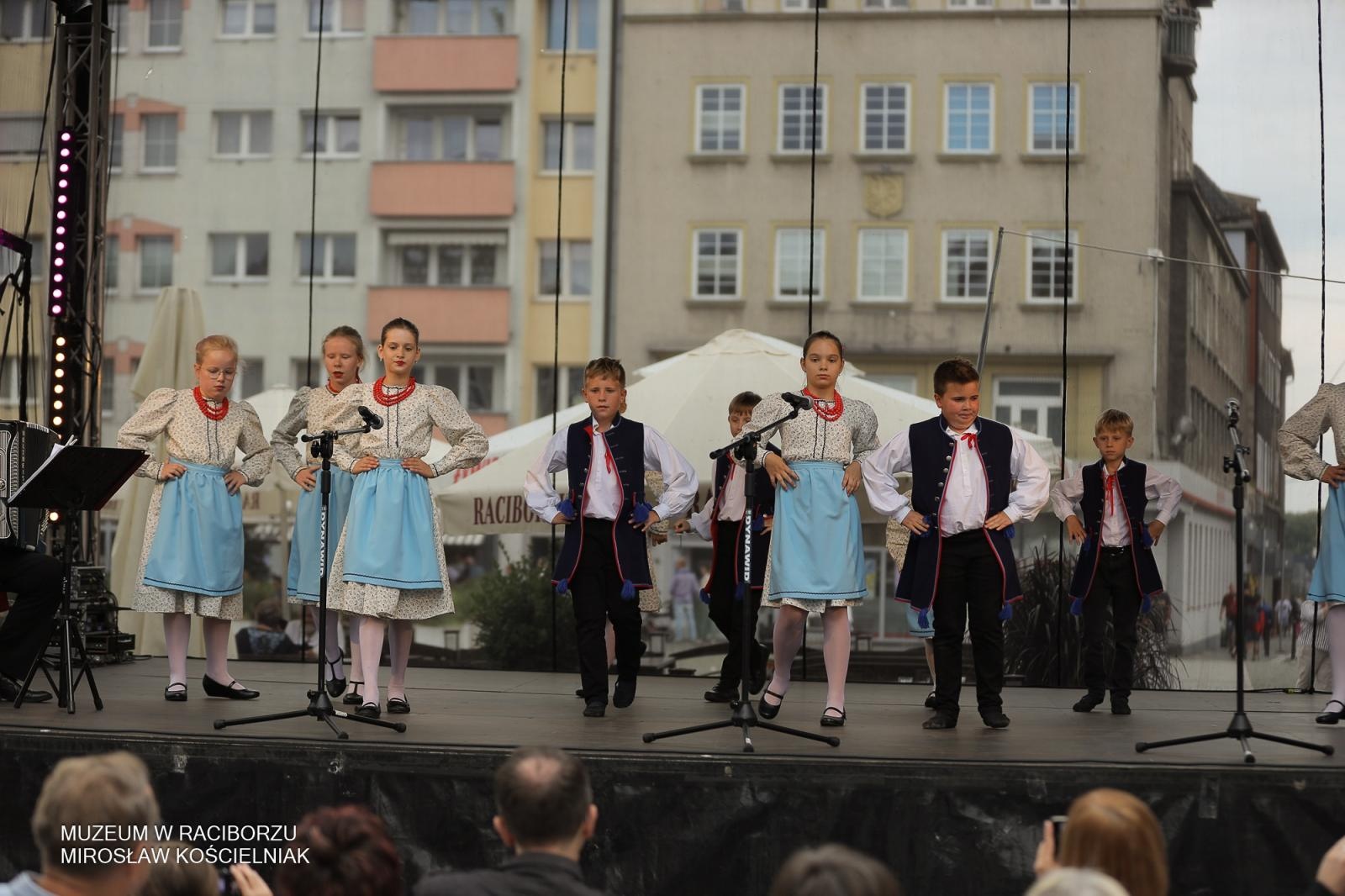 Zdjęcie w galerii na portalu naszraciborz.pl: Polsko-czeski festiwal tradycji i rzemiosł ożywił ul. Długą w Raciborzu wiadomości z regionu