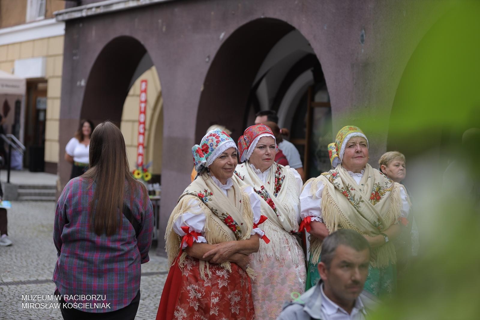 Zdjęcie w galerii na portalu naszraciborz.pl: Polsko-czeski festiwal tradycji i rzemiosł ożywił ul. Długą w Raciborzu wiadomości z regionu