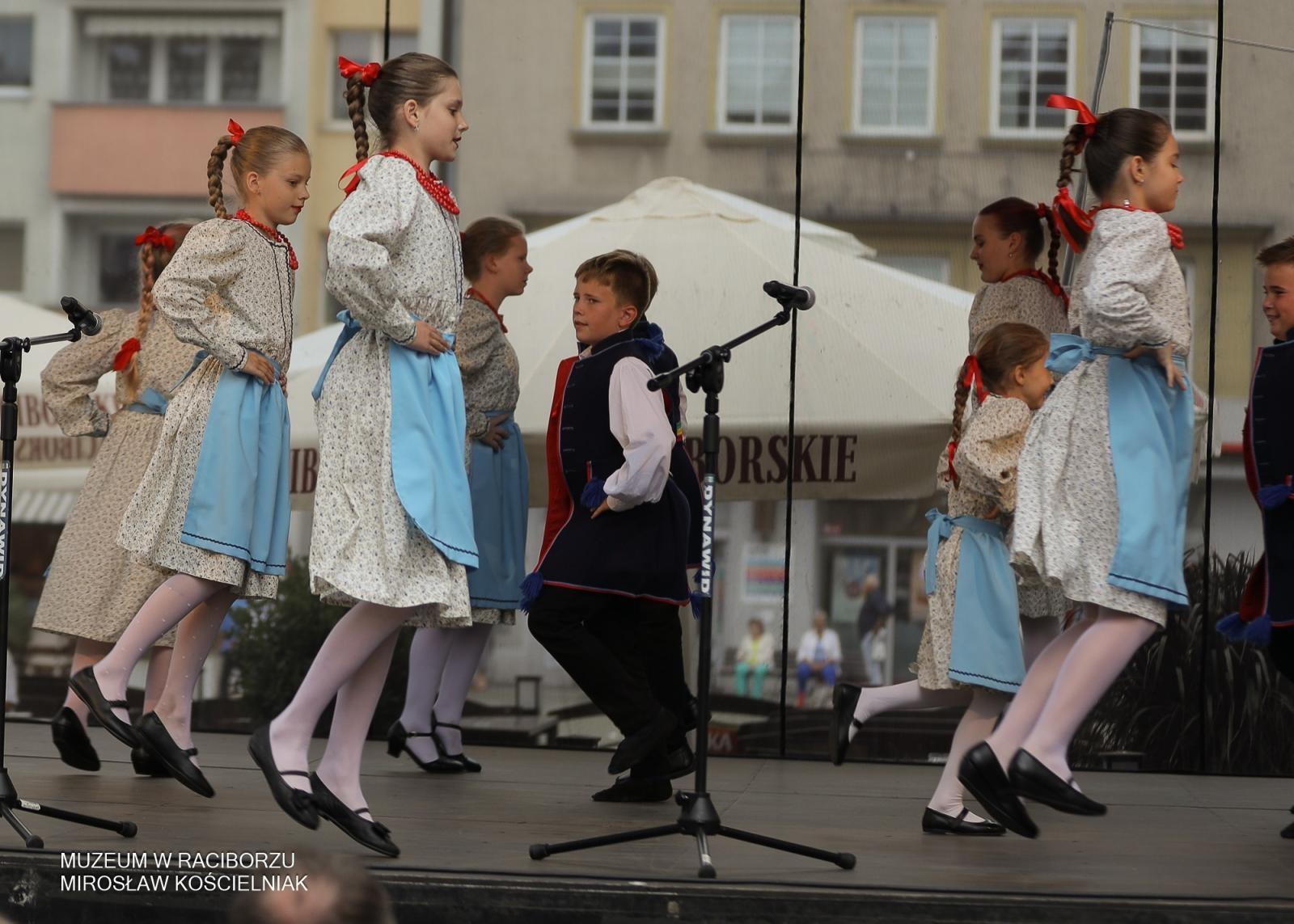 Zdjęcie w galerii na portalu naszraciborz.pl: Polsko-czeski festiwal tradycji i rzemiosł ożywił ul. Długą w Raciborzu wiadomości z regionu