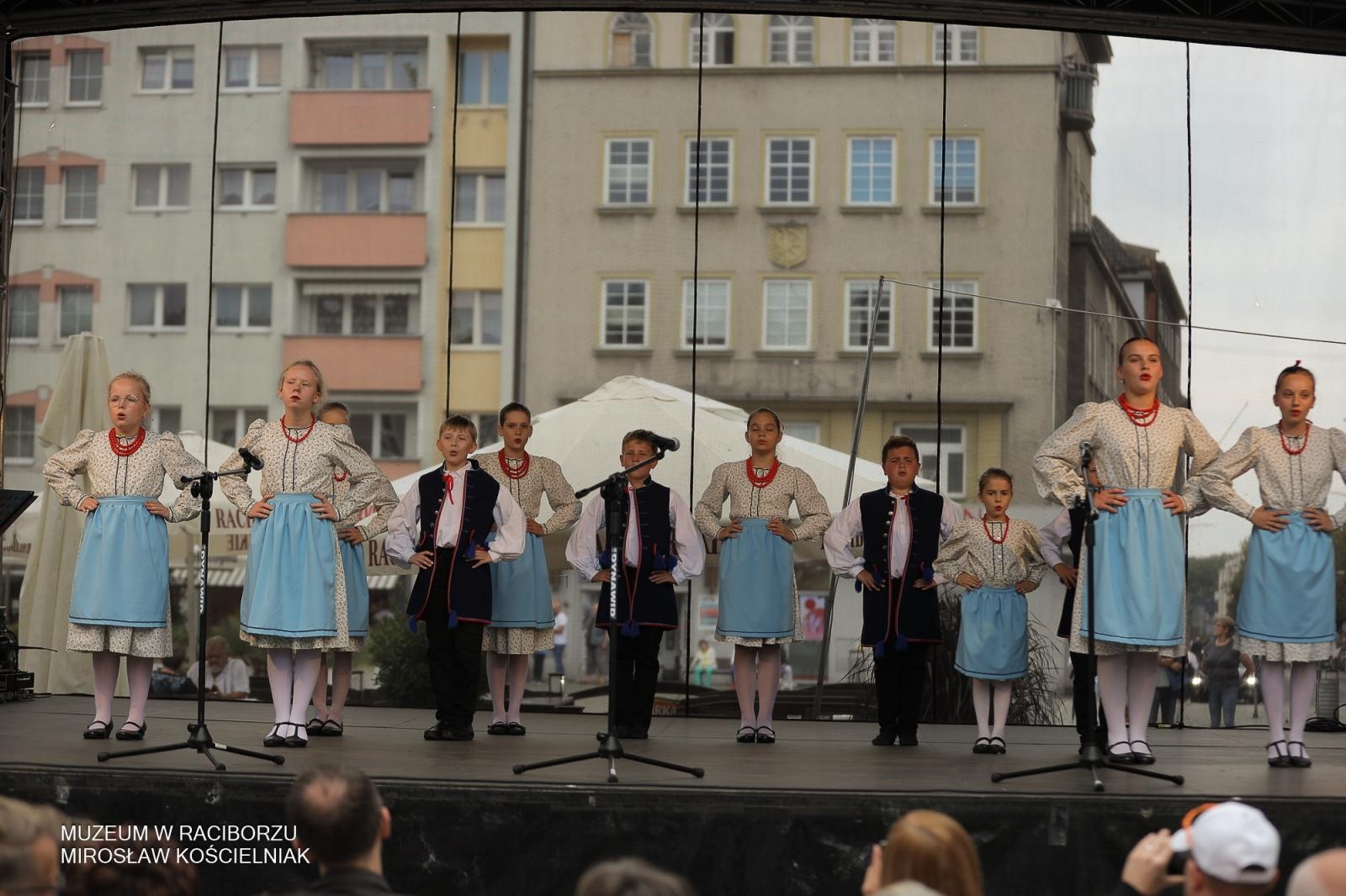 Zdjęcie w galerii na portalu naszraciborz.pl: Polsko-czeski festiwal tradycji i rzemiosł ożywił ul. Długą w Raciborzu wiadomości z regionu